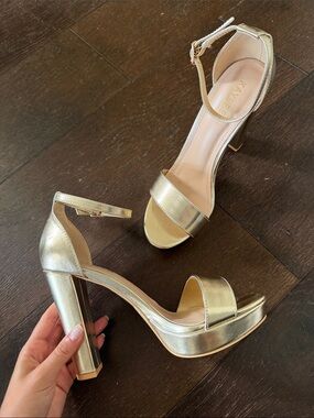 Kayleen Metallic Gold Ankle-Strap Platform Heels Size 7.5